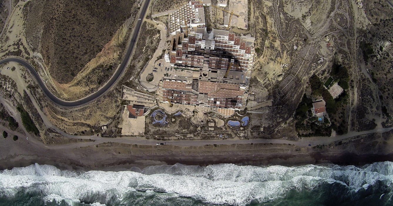 Imagen aérea del hotel de El Algarrobico en Carboneras (Almería). (EFE)