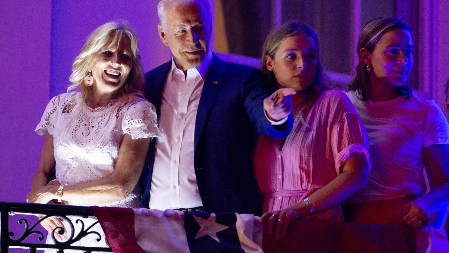 Jill y Joe Biden celebrando el Día de la Independencia con sus nietas. (EFE)