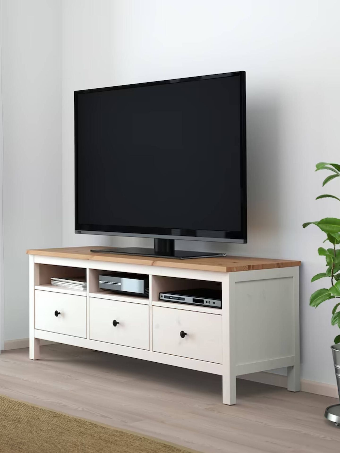 Mueble para la televisión Hemnes de Ikea. (Cortesía/Ikea)