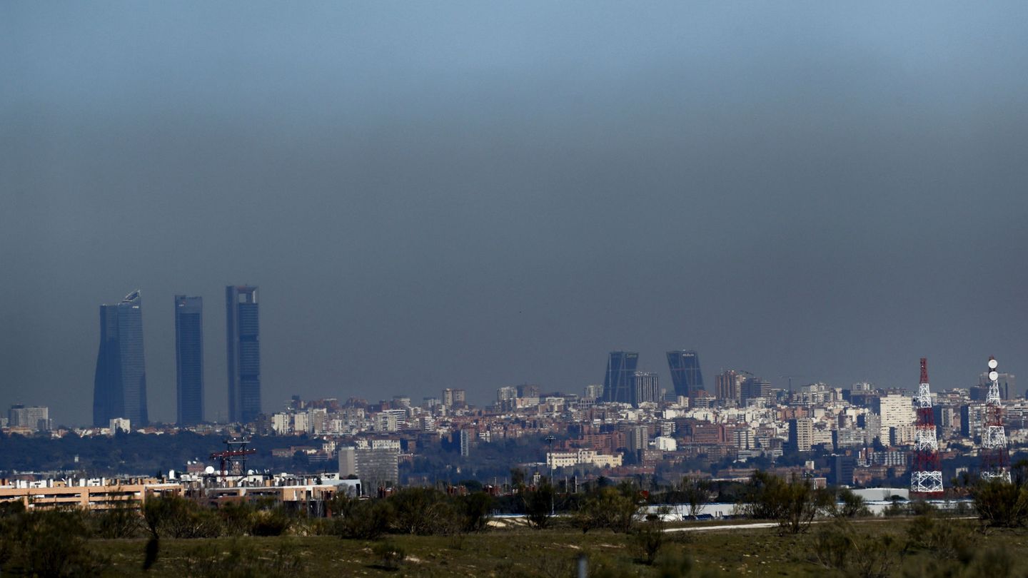 Vista de Madrid cubierta por la 'boina' de contaminación. (EFE)