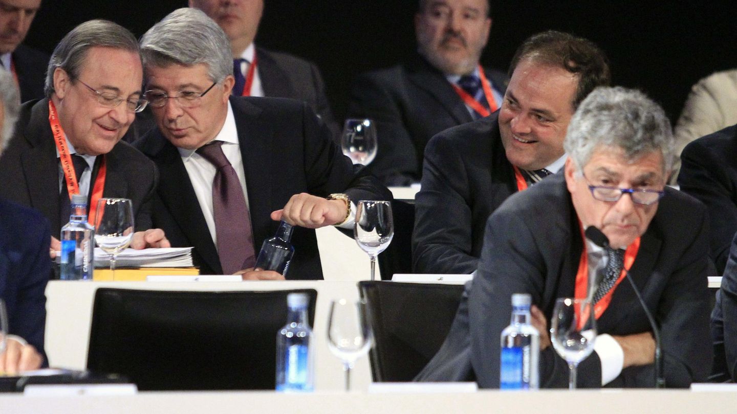 Villar, con Florentino Pérez a su espalda, durante una Asamblea de la RFEF. (EFE)