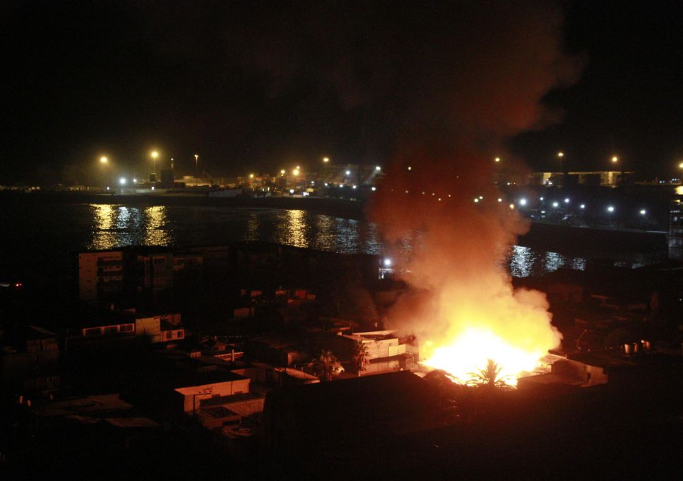 Foto: Vista de un incendio en la zona costera de la localidad de Iquique (Efe)