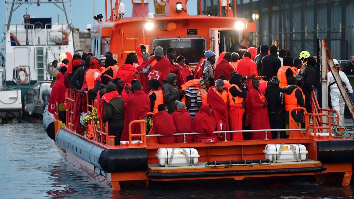 Buscan a 14 desaparecidos tras rescatar a 778 personas en el mar de Alborán