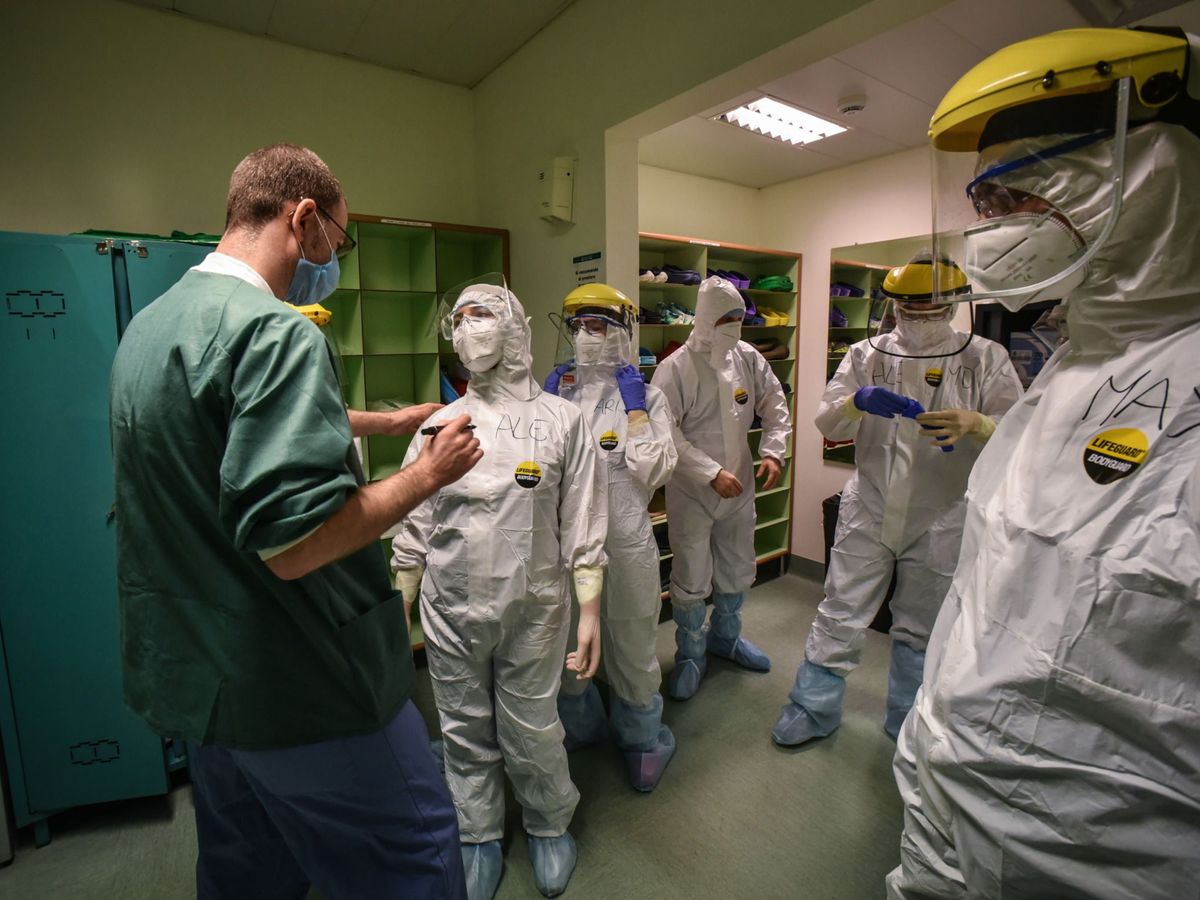 Foto: Médicos y enfermeros en un hospital de Rozzano, cerca de Milán. (EFE)