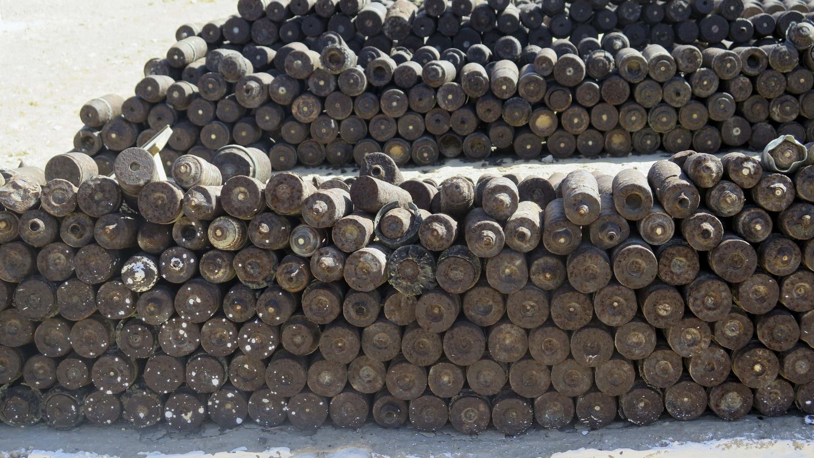 Foto: Proyectiles encontrados durante el proceso de desminado en El Alamein, en octubre de 2014 (EFE)