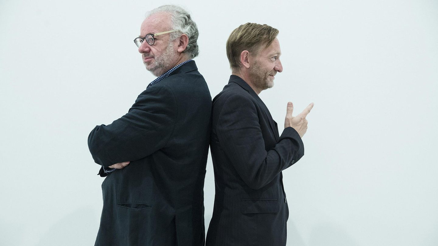 El artista belga Michaël Borremans(d) posa con el comisario y director del CAC, Fernando Francés. (EFE)