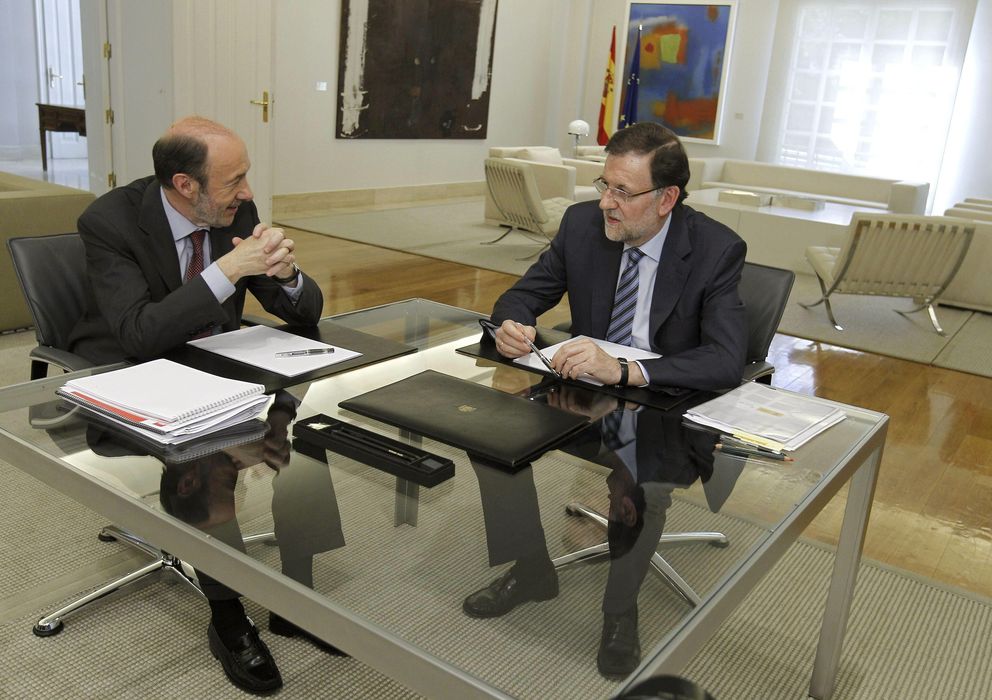 Foto: Fotografía de archivo del presidente del Gobierno, Mariano Rajoy (d), y Alfredo Pérez Rubalcaba. (EFE)