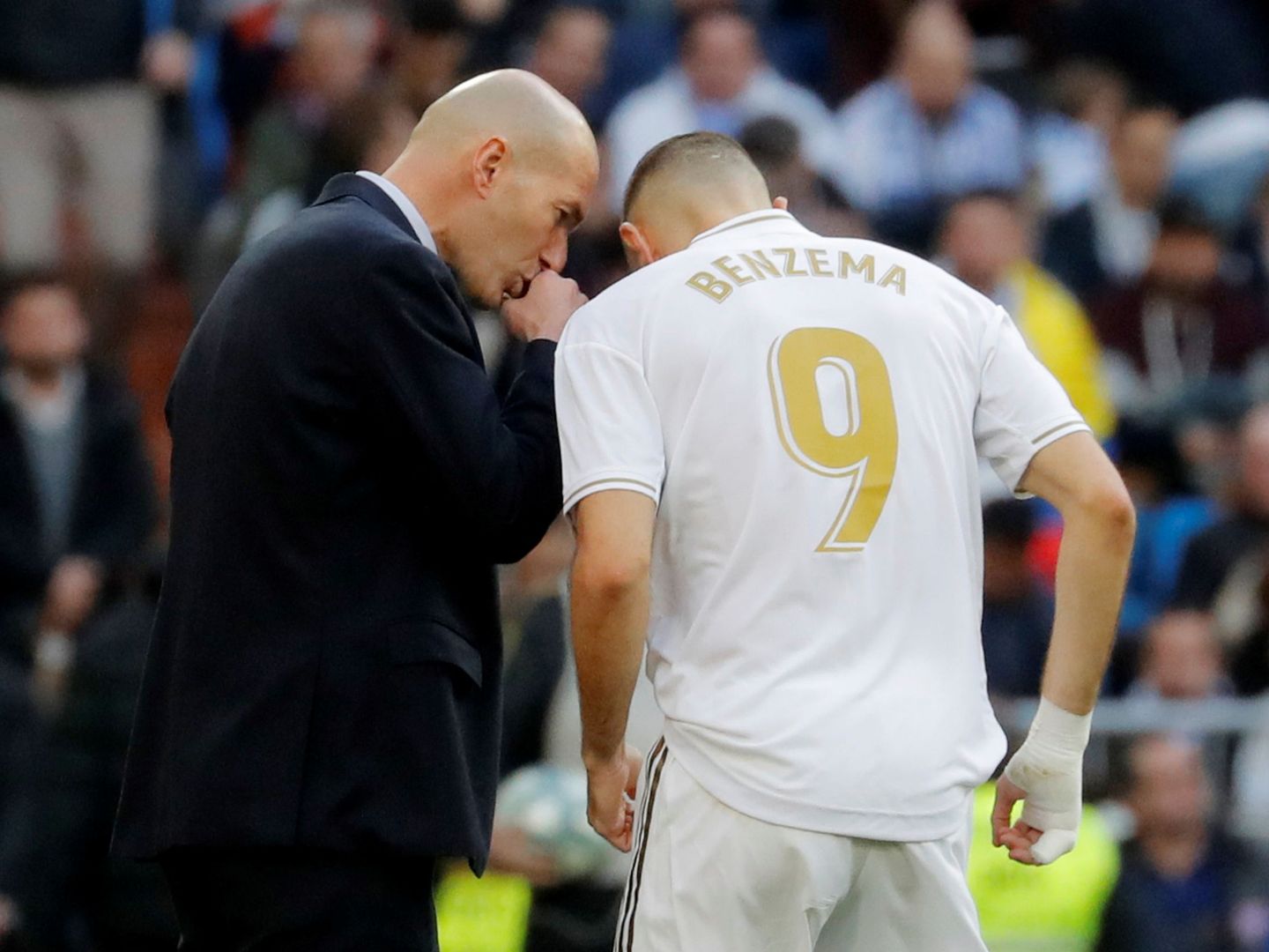 Zidane da instrucciones a Benzema durante un partido. (Efe)