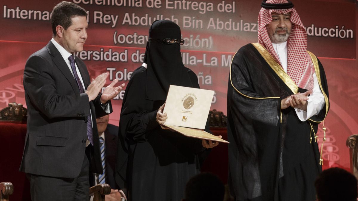 García-Page, saudíes y la mujer del 'niqab': la foto que esquivó la alcaldesa de Toledo