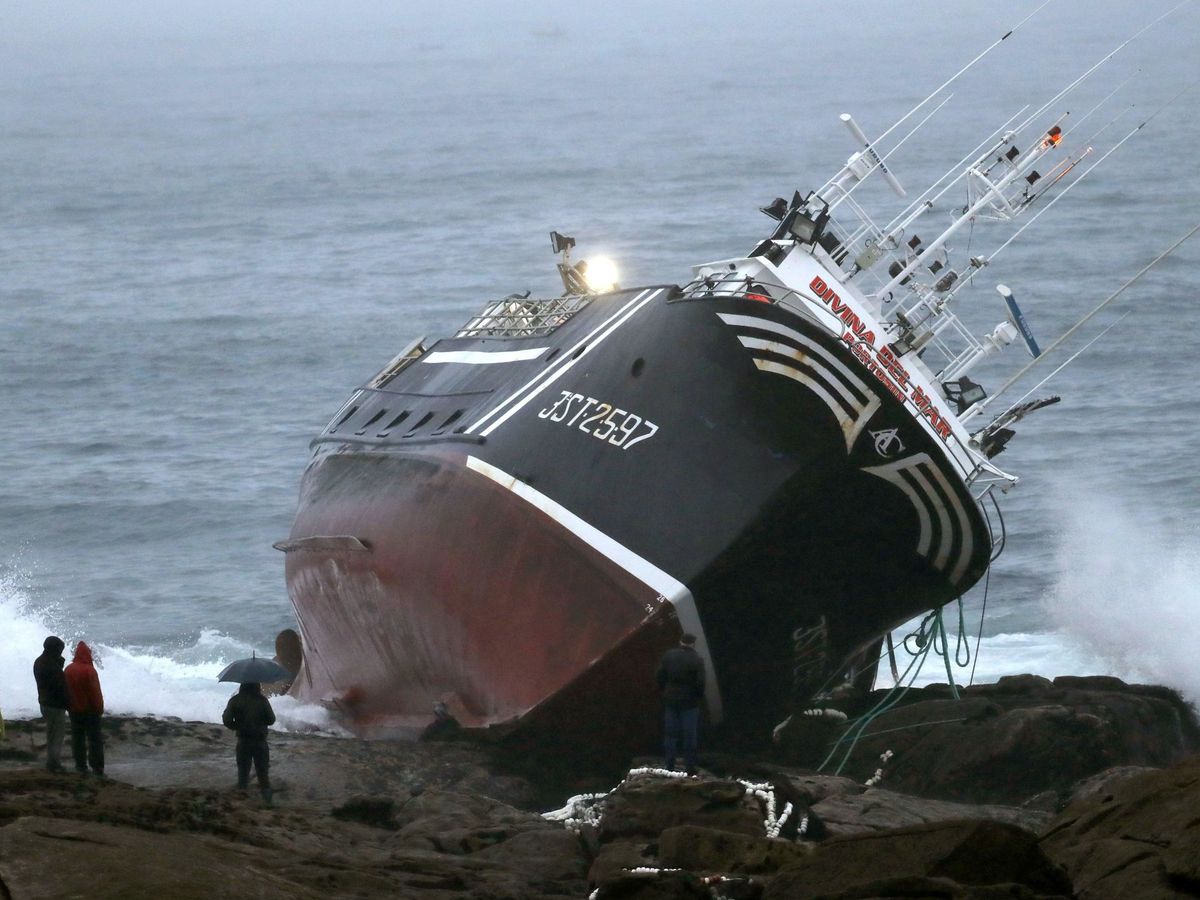 Foto: Muere un marinero al embarrancar un pesquero en Porto do Son (A Coruña). (Efe)