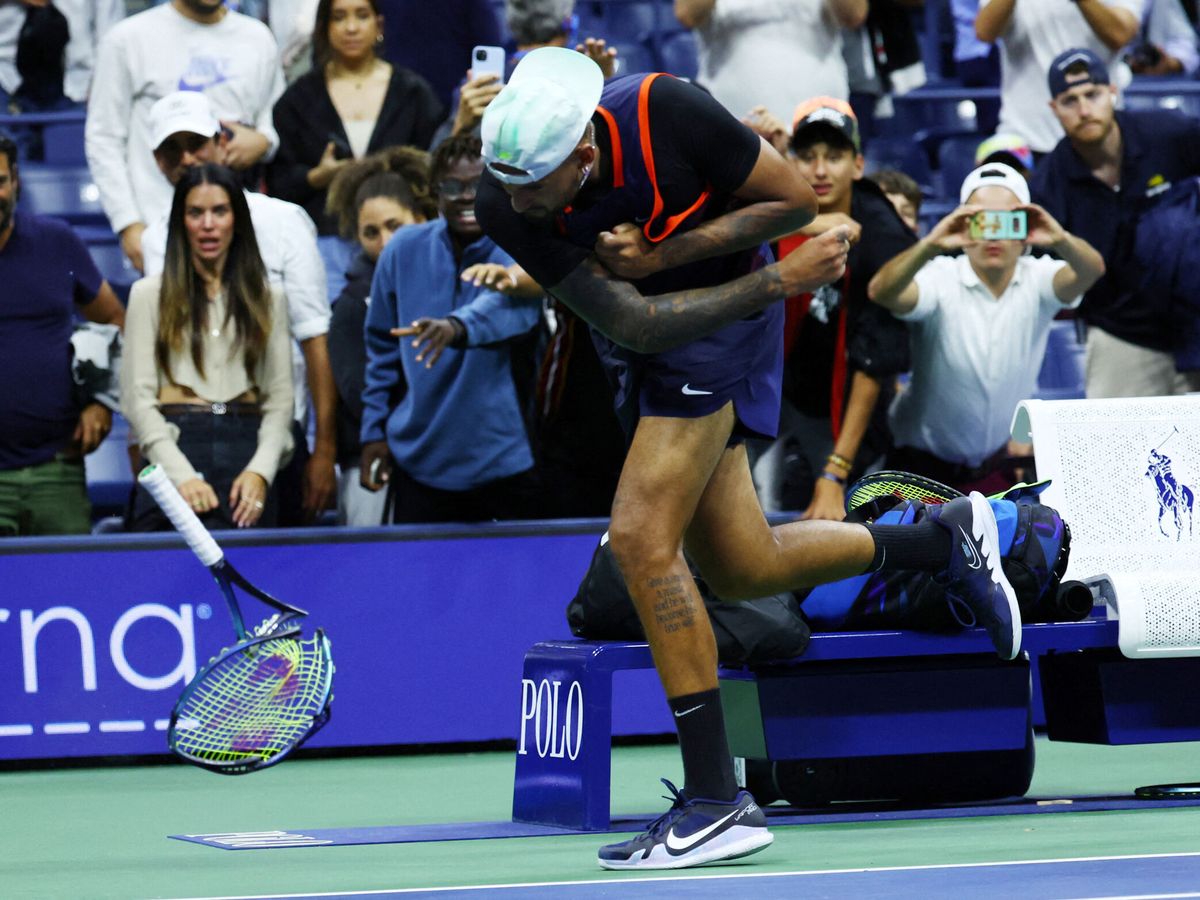 Foto: Kyrgios rompe su raqueta en el US Open. (Reuters/Mike Segar)
