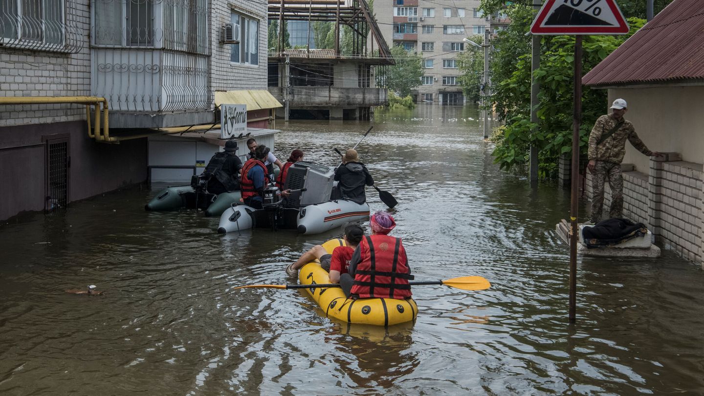 Local residents sail on boats at a flooded street during an evacuation from a flooded area after the Nova Kakhovka dam breached, amid Russia's attack on Ukraine, in Kherson, Ukraine June 8, 2023. REUTERS Vladyslav Musiienko