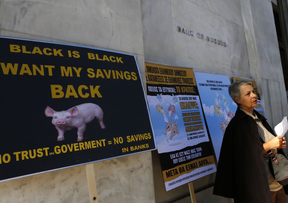 Foto: Una bonista participa en una protesta para exigir la devolución de sus ahorros ante el Banco Central de Grecia, en Atenas. (Reuters)
