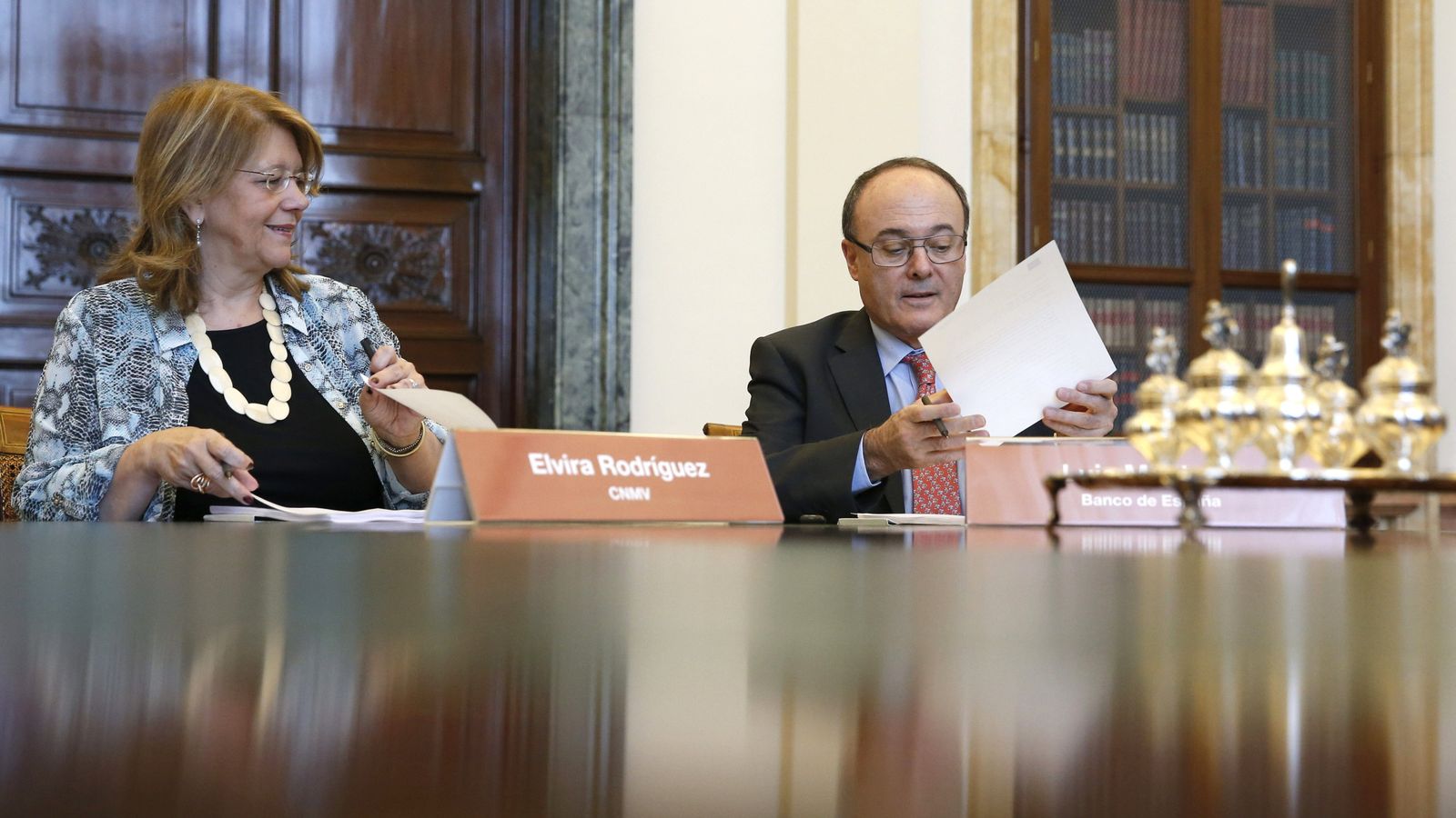 Foto: La presidenta de la CNMV, Elvira Rodríguez (i), y el gobernador del BdE, Luis María Linde. (EFE)
