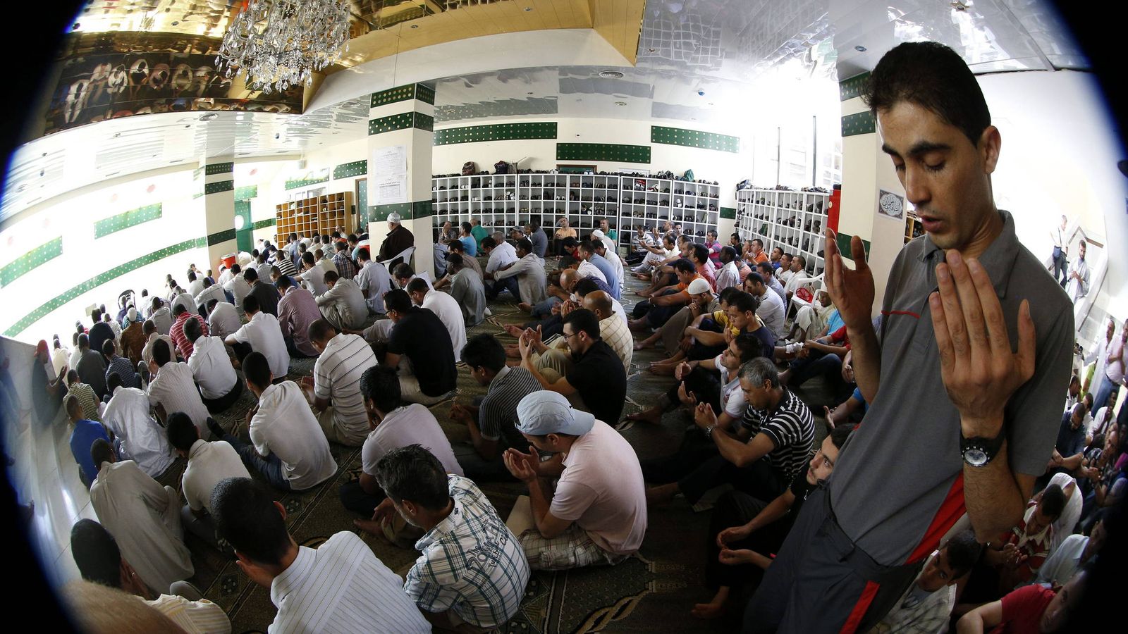 Foto: Un grupo de musulmanes reza en la Mezquita de la M-30 de Madrid. (Efe)