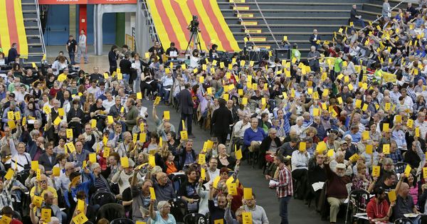 Foto: Votación en la IV Asamblea General Ordinaria de la Asamblea Nacional Catalana el 17 de abril. (EFE)
