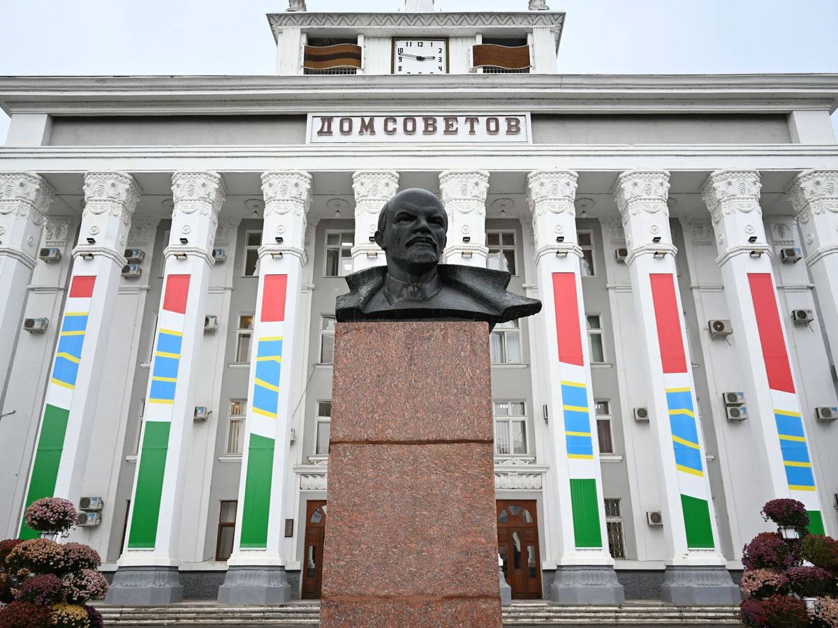 Foto: Vista del busto de Lenin en frente de la Casa de los Sóviet en Tiráspol, capital de la autoproclamada República de Transnistria. (EFE)