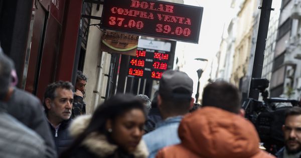 Foto: La cotización del dólar en Argentina cede tras la fuerte subida del jueves. (EFE)