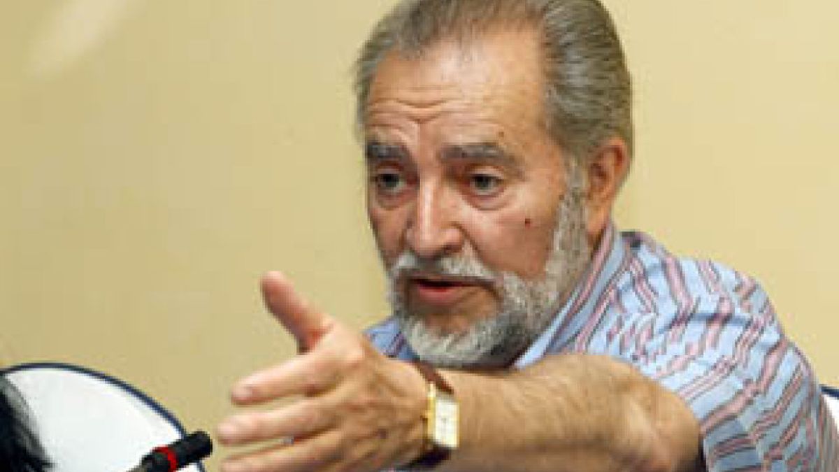 Julio Anguita ingresa en un hospital de Cádiz tras sufrir una arritmia cardíaca