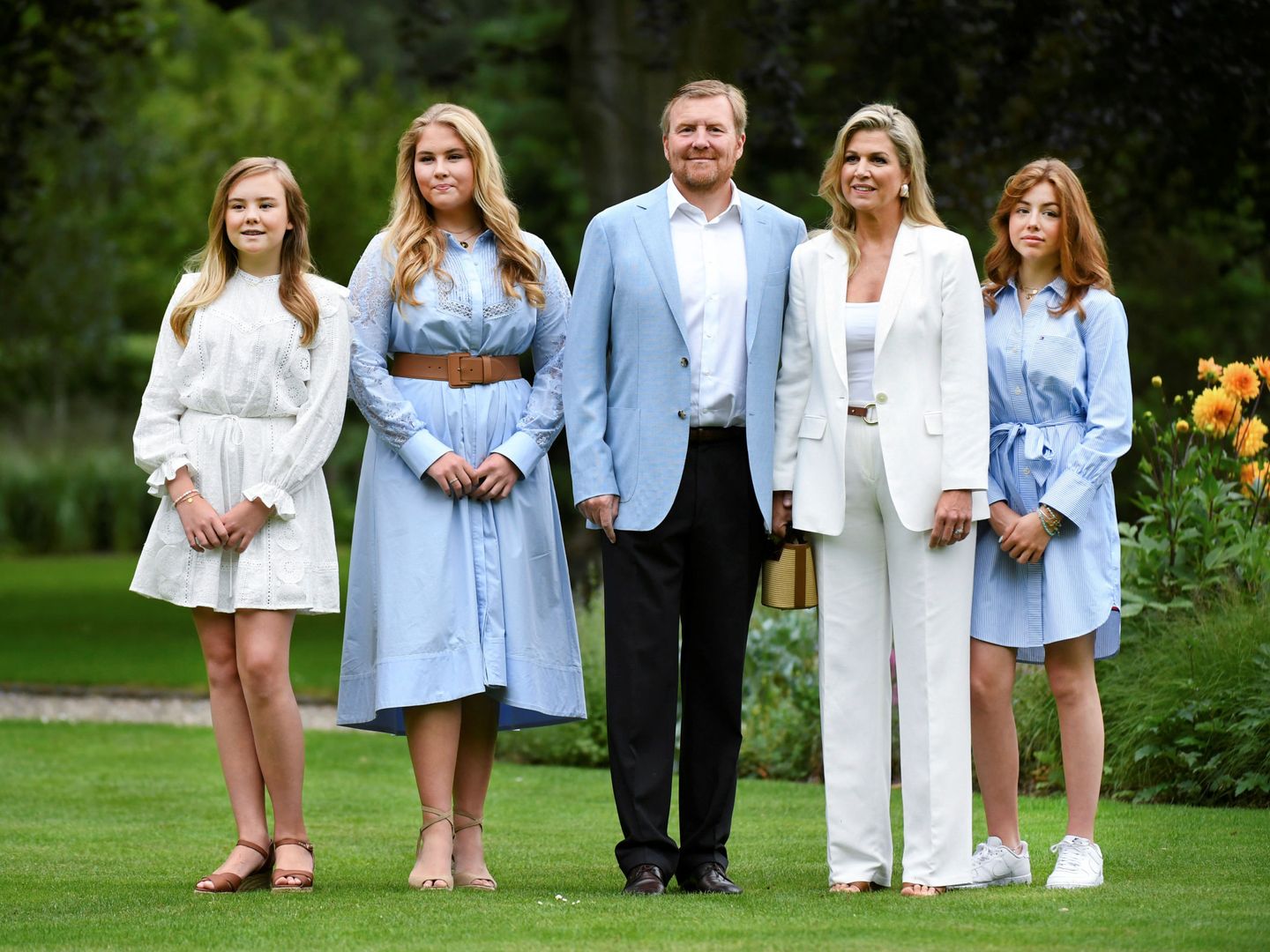 La familia real, en el posado de verano. (Reuters)