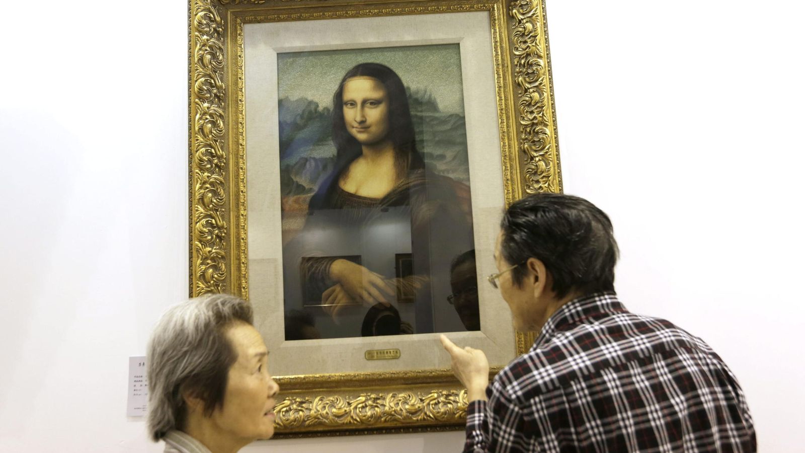 Foto: Visitantes admiran una réplica hecha en bordado de la Mona Lisa perteneciente al Museo de Arte de Bordados. (EFE)
