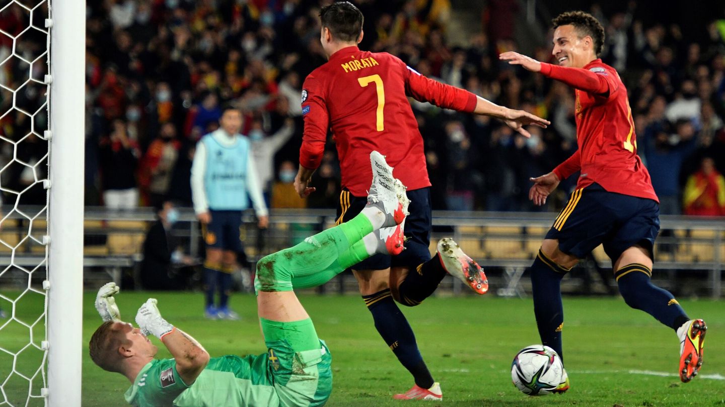 Morata no falló la tercera ocasión clara que tuvo y mandó a España a Qatar. (EFE/Raúl Caro)
