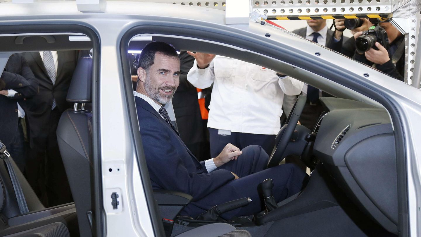 El rey Felipe, en la fábrica de Seat de Martorell en 2014. (EFE)