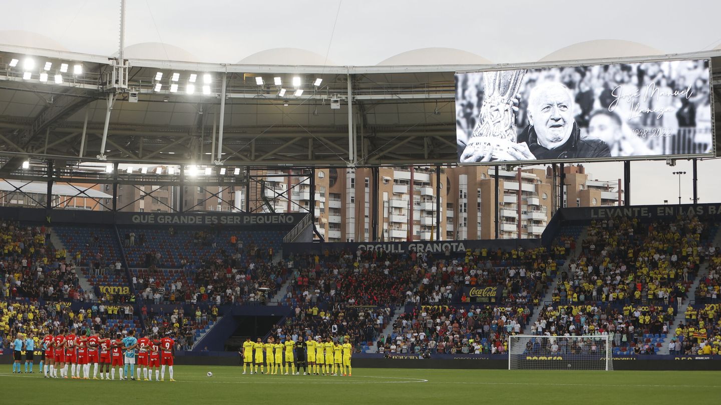 Los jugadores del Villarreal y del Almería guardan un minuto de silencio por el vicepresidente del equipo castellonense. (EFE/Domenech Castelló). 