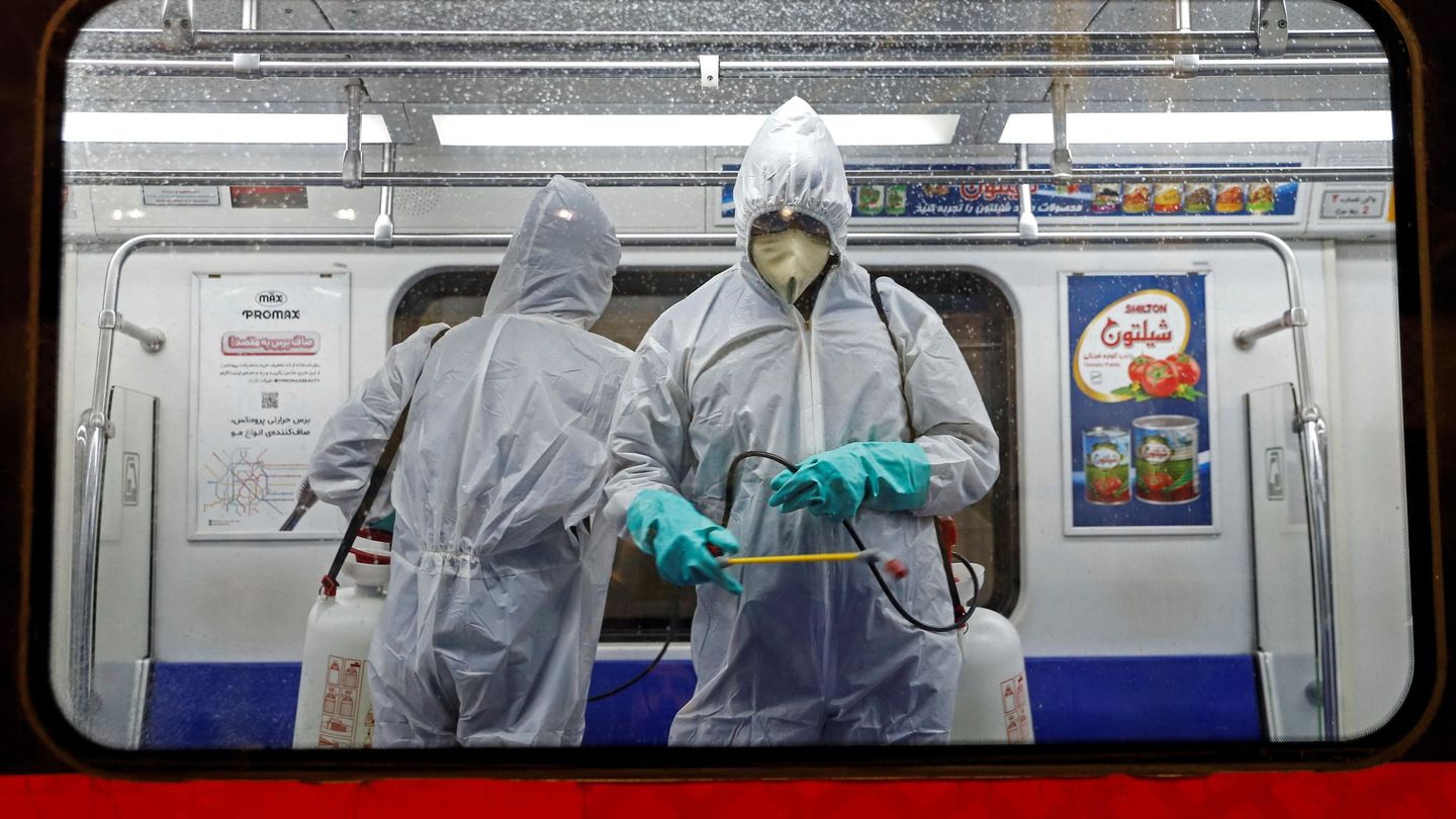 Personal médico desinfecta un vagón del metro en Teherán, Irán. (Reuters)