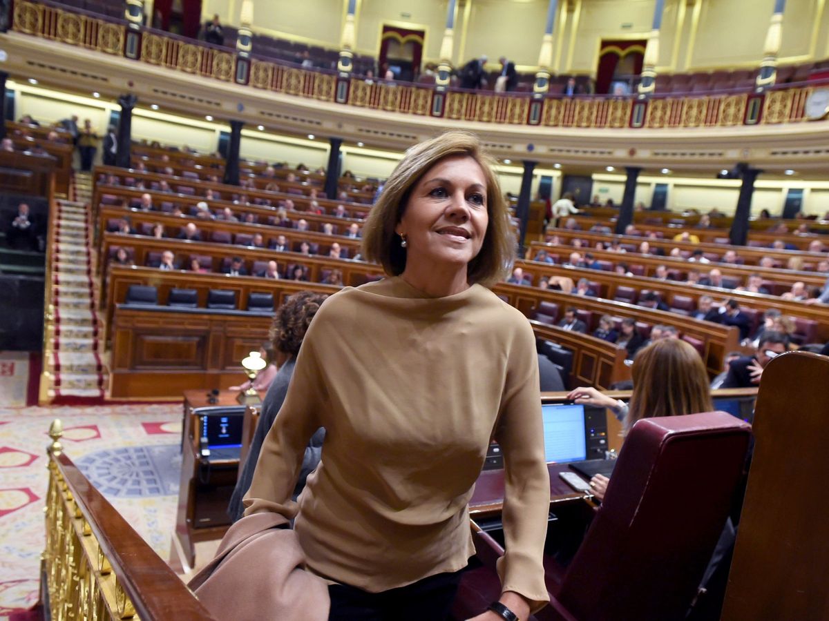 Foto: La ex secretaria general del PP María Dolores de Cospedal en el pleno del Congreso. (Fernando Villar/EFE)