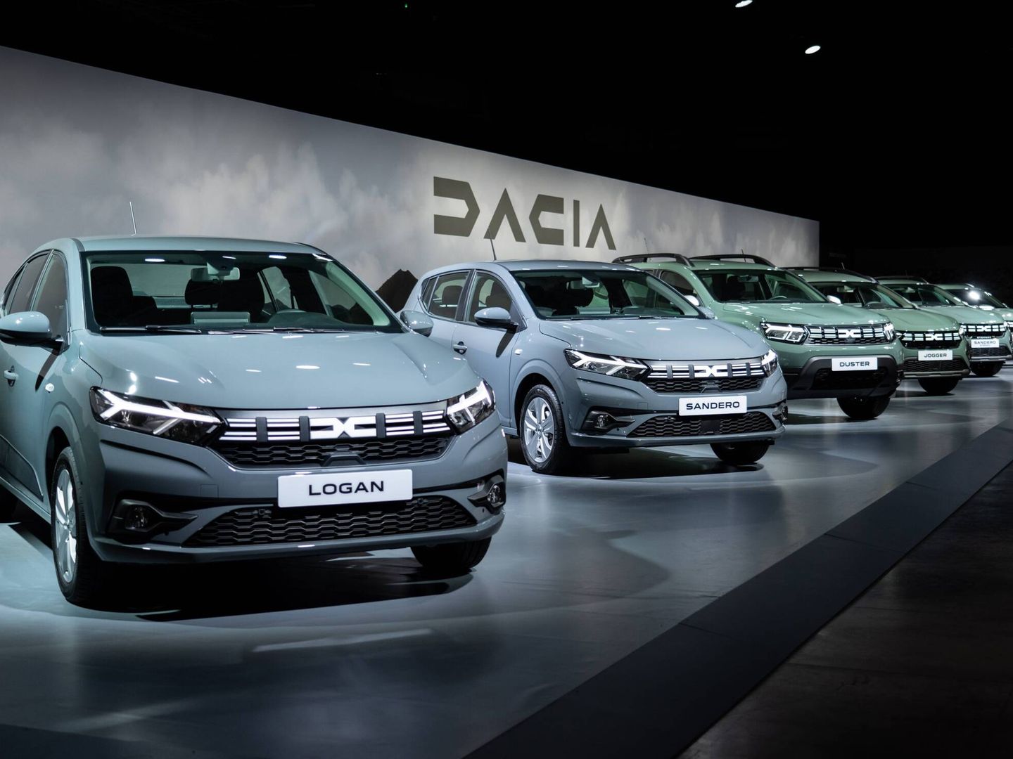 Toda la gama Dacia acaba de estrenar identidad corporativa; incluso el Logan, que deja de venderse en España.