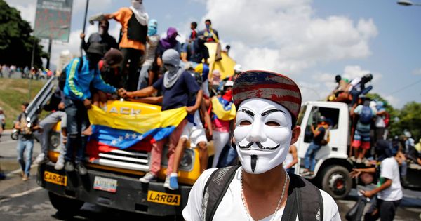 Foto: Un manifestante con una máscara de Guy Fawkes, durante los disturbios contra el presidente Maduro en Caracas, en junio de 2017. (Reuters)