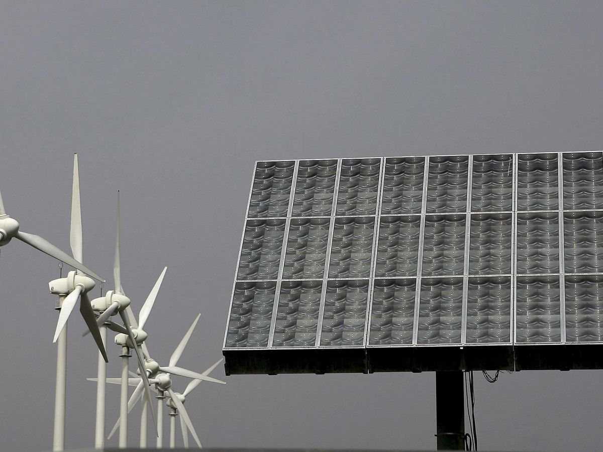 Foto: Molinos aerogeneradores y un panel fotovoltaico en Santa Cruz de Tenerife. (EFE)