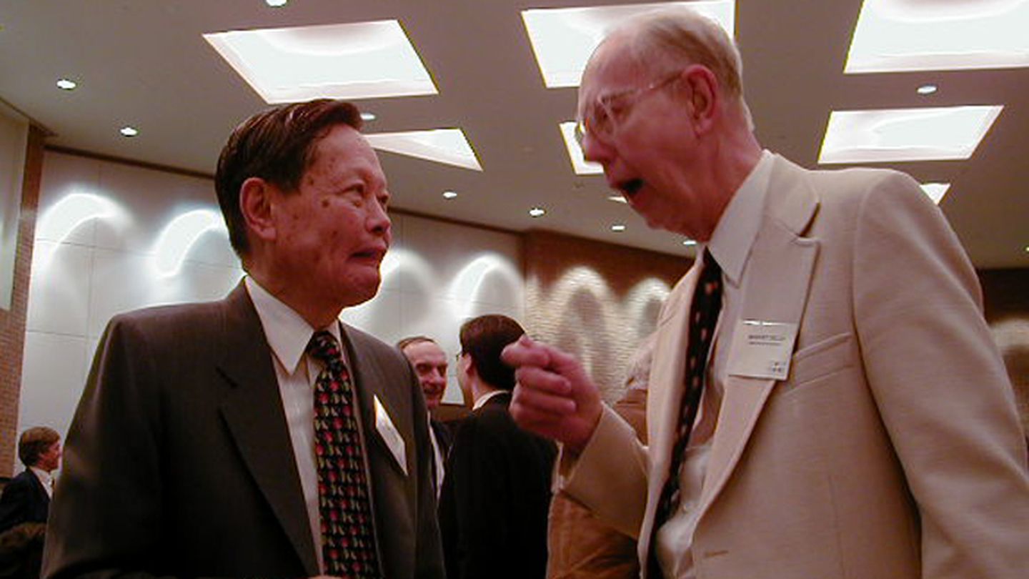 Chen Ning Yang y Robert Mills en una fotografía de 1999