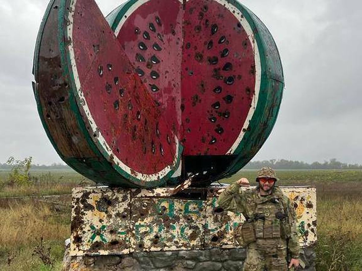 Foto: Un soldado ucraniano, frente a un monumento a la sandía en Novovorontsovka, Jersón. (Cedida)