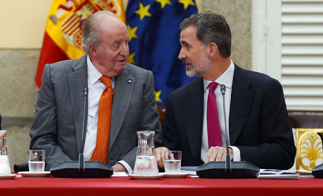 El rey emérito Juan Carlos, junto a su hijo, Felipe VI. (EFE)