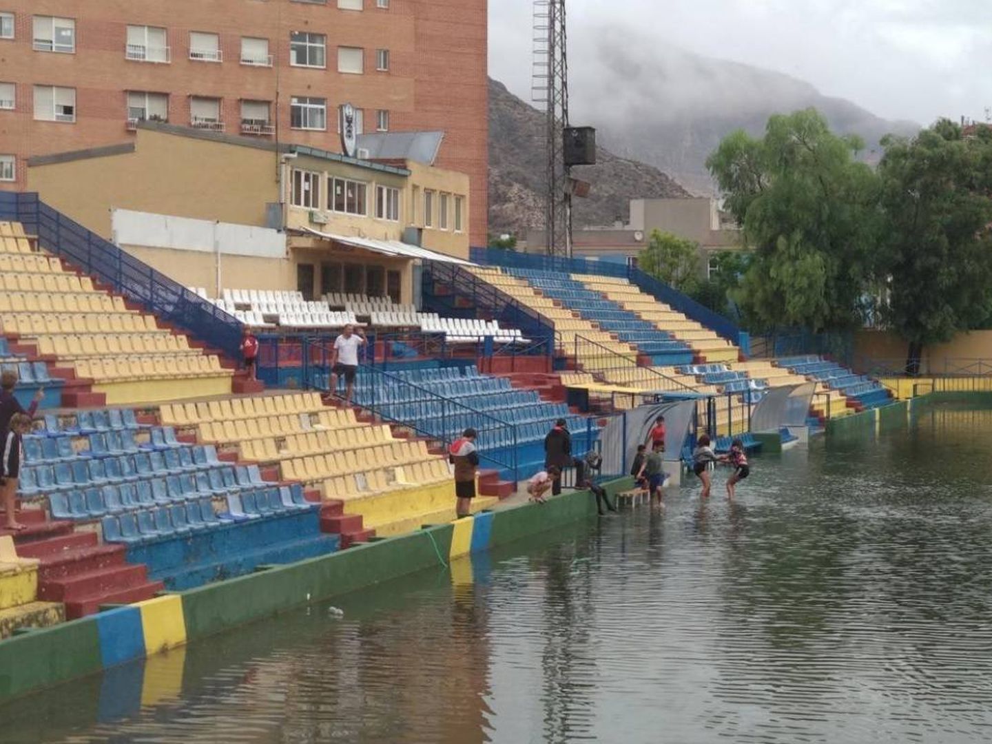 Los Arcos, una piscina donde no hace tanto rodaba el balón. (@Orihuela_CF)