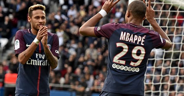 Foto: Neymar y Mbappe celebran un gol con el PSG. (EFE) 