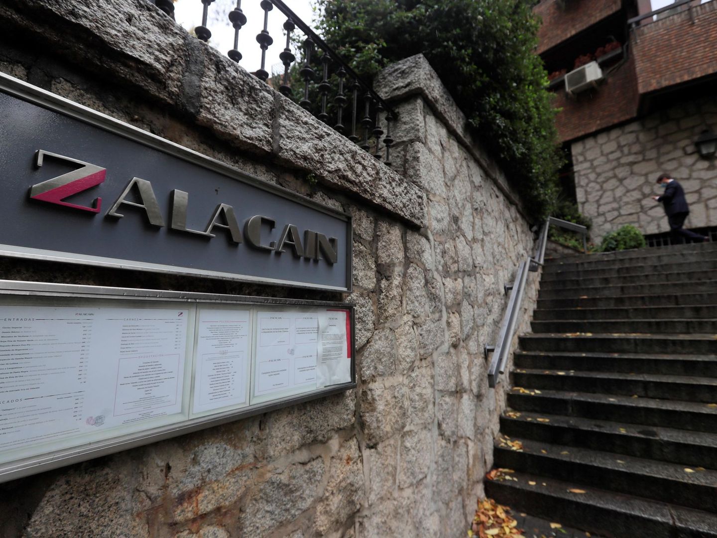 Entrada del restaurante Zalacaín, el primero de España en conseguir tres estrellas Michelin. (EFE / Fernando Alvarado)