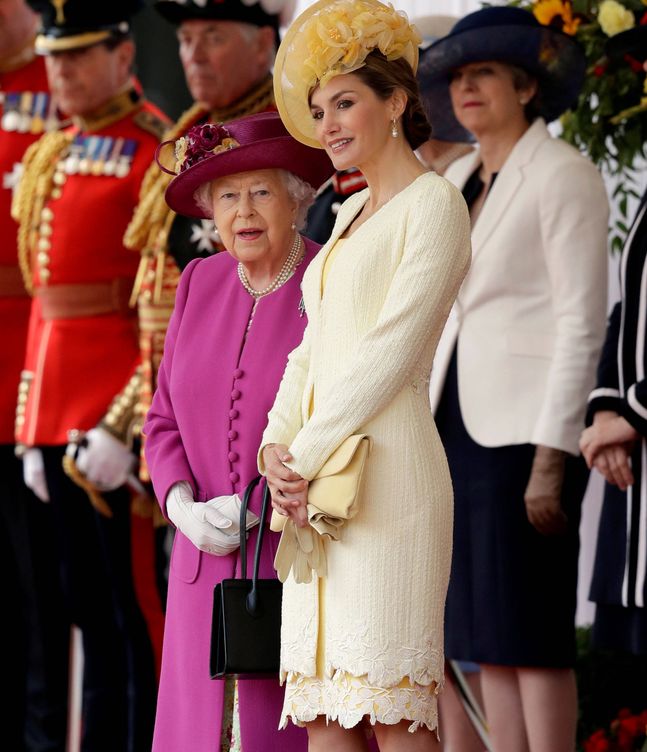  Doña Letizia y la reina Isabel II. (Reuters)