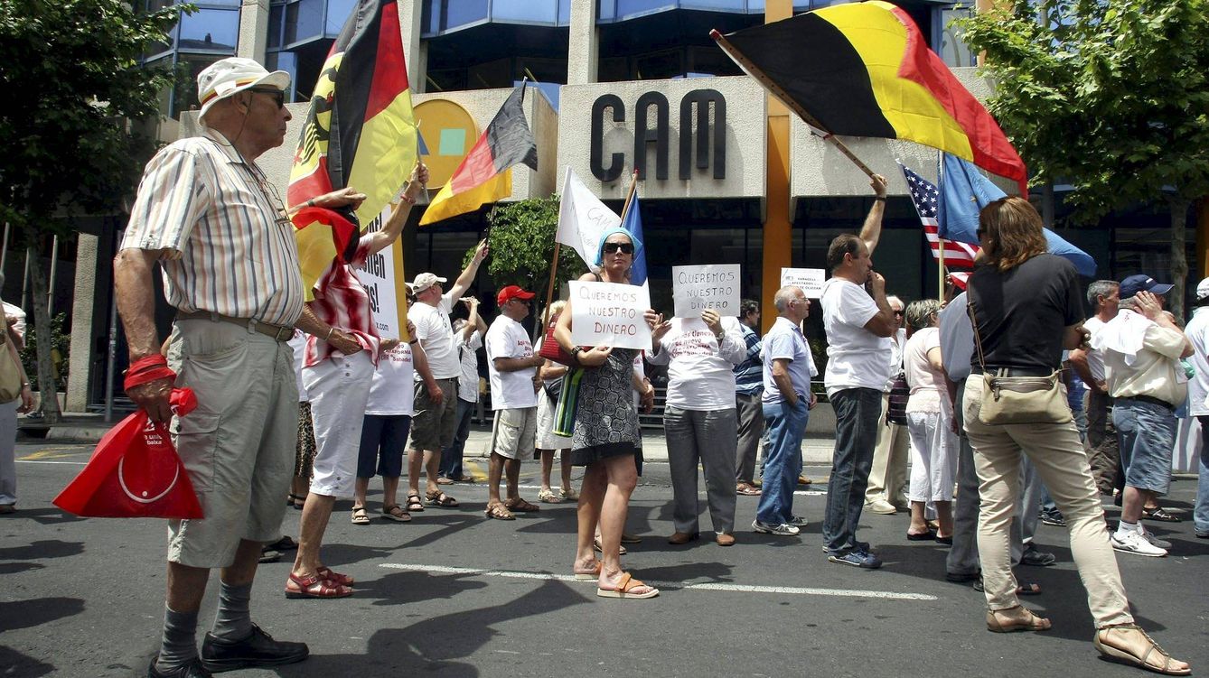 Foto: Manifestación de la Plataforma de afectados por las participaciones de la CAM a las puertas de la sede central en Alicante. (EFE)