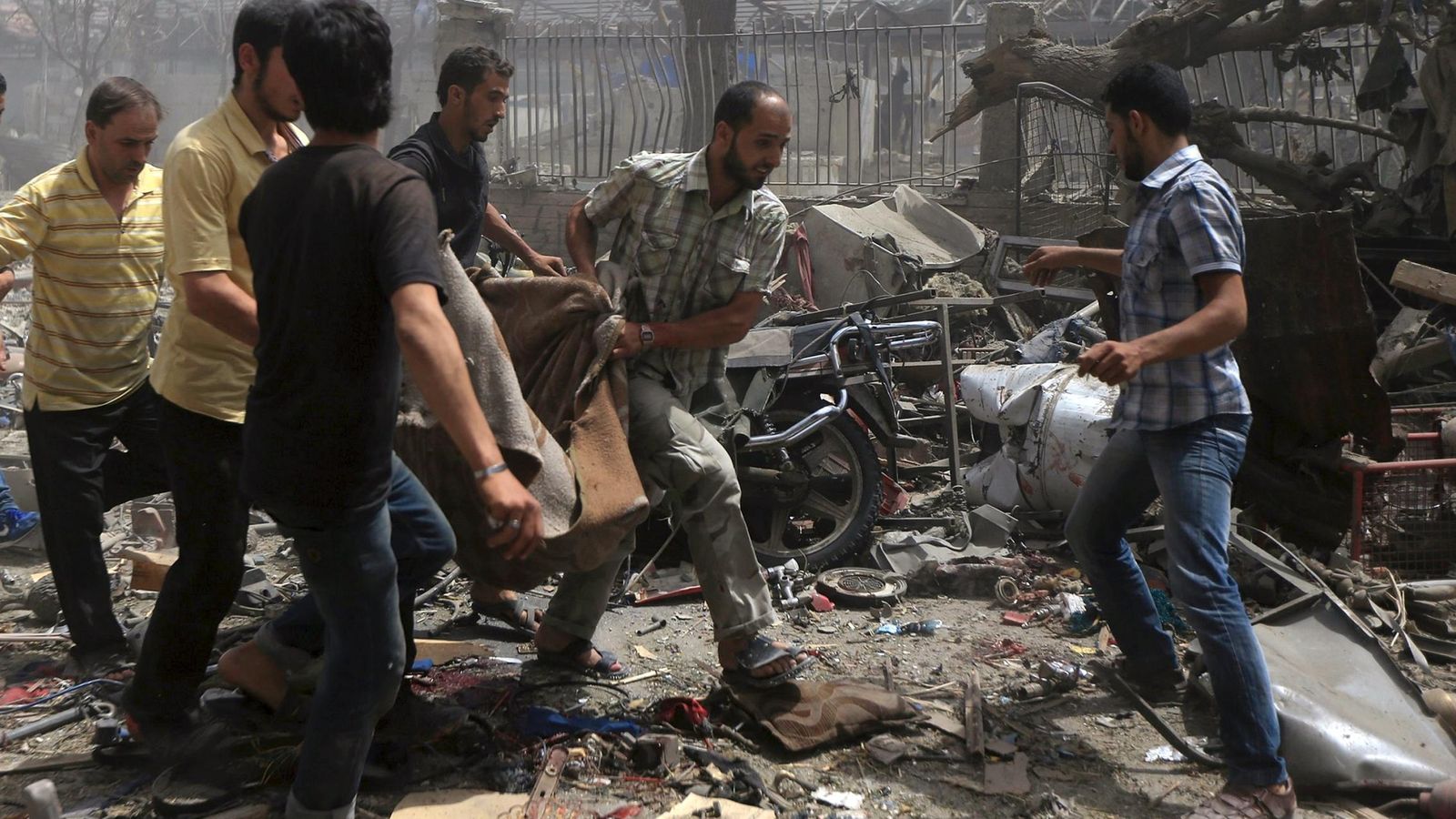 Foto: Momentos posteriores al ataque al mercado de Damasco (Reuters)