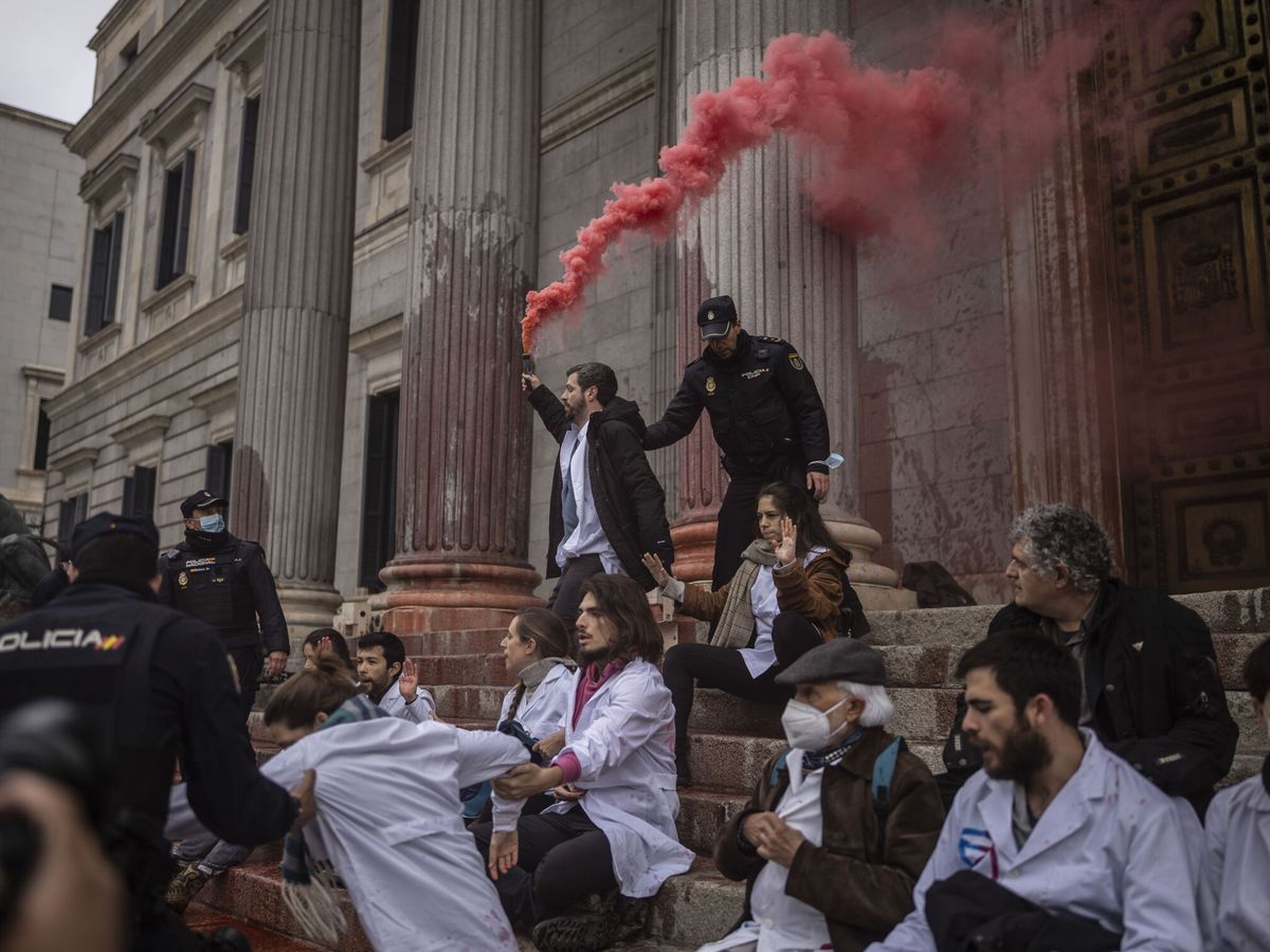 Foto: Protesta del grupo Scientist Rebellion ante el Congreso de los Diputados. (EFE/Emilio Naranjo)