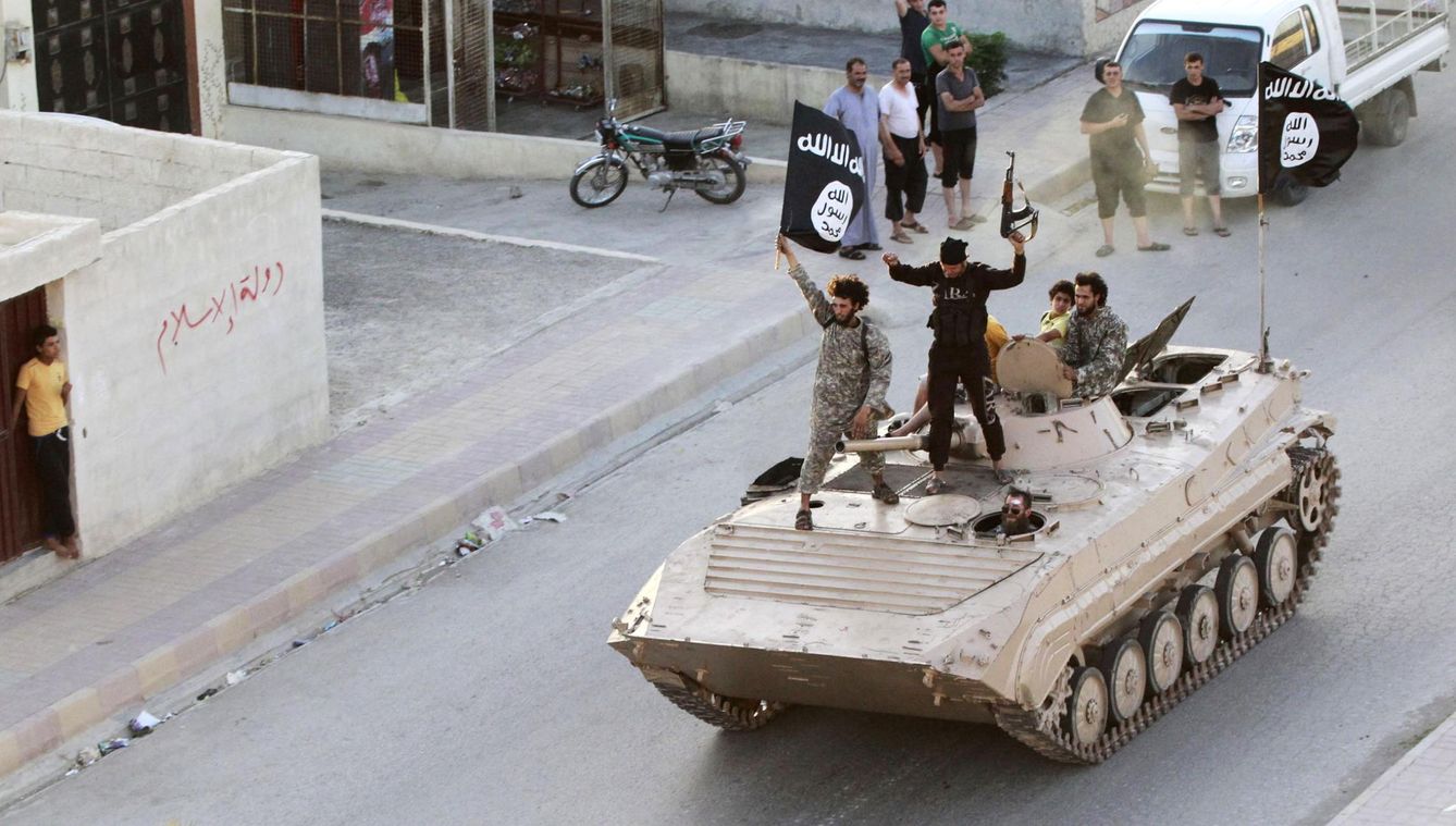 Foto: Milicianos del ISIS durante un desfile militar en la ciudad siria de Raqqa, el 30 de junio de 2014 (Reuters).