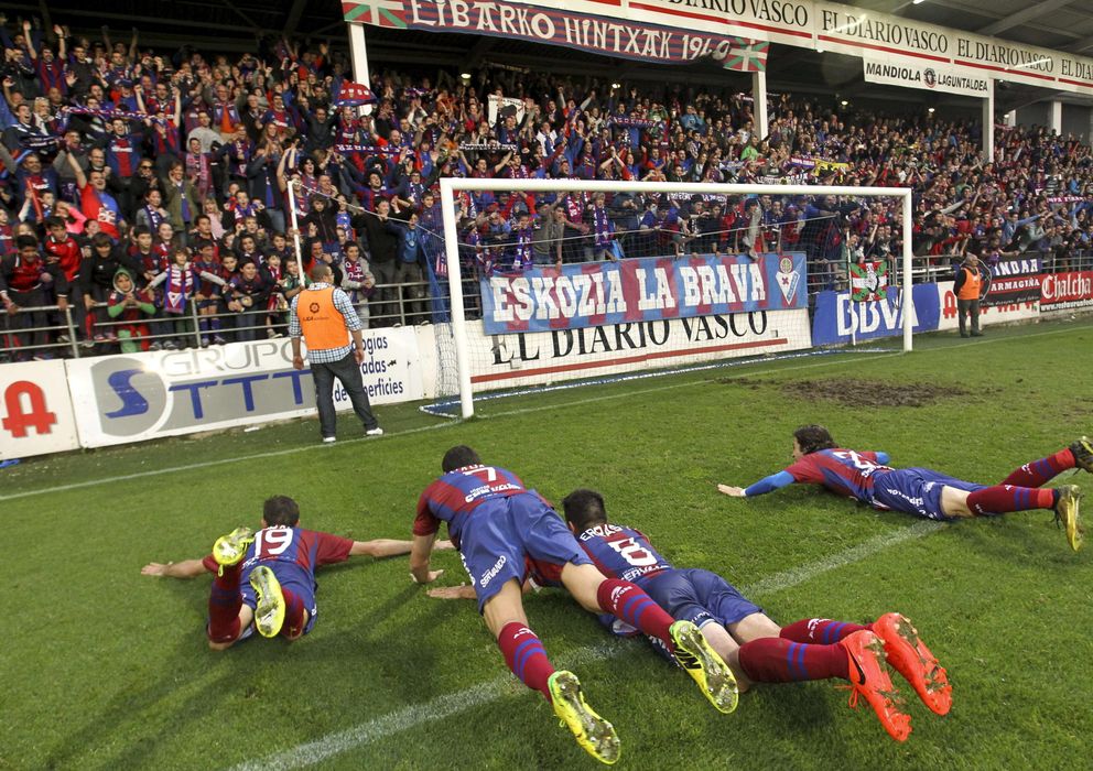 Foto: Los jugadores del Eibar celebrando junto a la afición el ascenso deportivo conseguido el pasado 25 de mayo. 