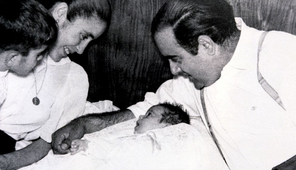 La tonadillera siendo un bebé junto a su padre Juan Pantoja en 1956