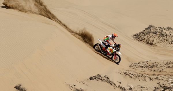 Foto: Laia Sanz desciende una duna durante la quinta etapa. (Reuters)
