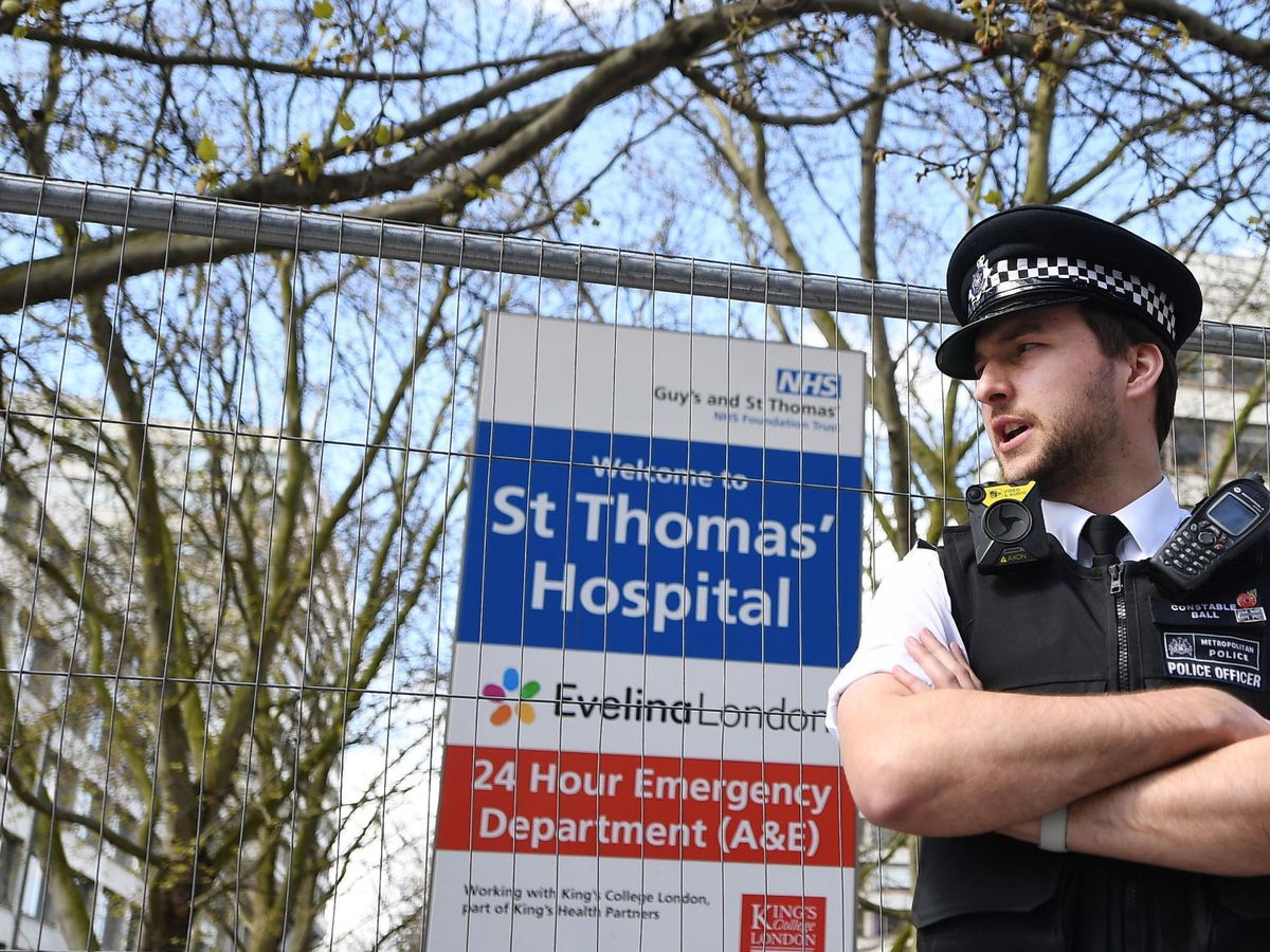 Foto: Un policía en el hospital en el que está ingresado Boris Johnson. (Reuters)