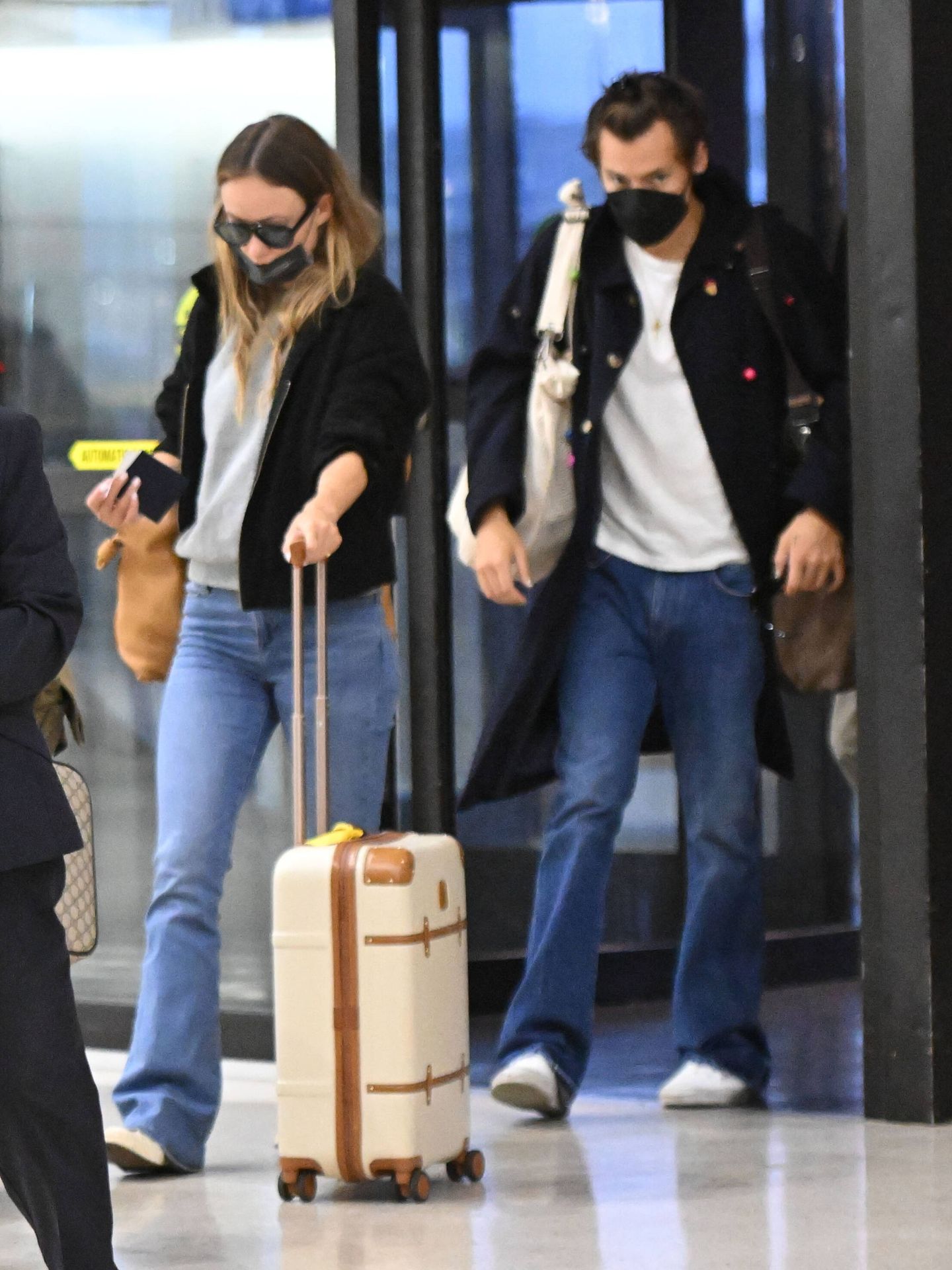 Olivia Wilde y Harry Styles, fotografiados en el aeropuerto. (Gtres)
