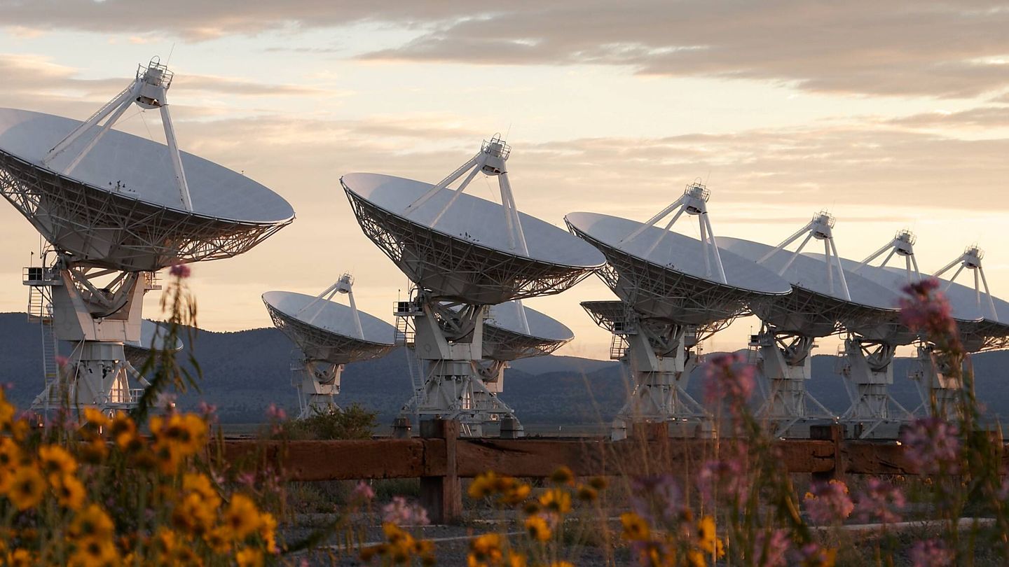 El observatorio Very Large Array (VLA) del National Radio Observatory en Socorro, Nuevo México, se utiliza entre otras cosas para intentar localizar la posición de la materia oscura en nuestra galaxia. (NRO)